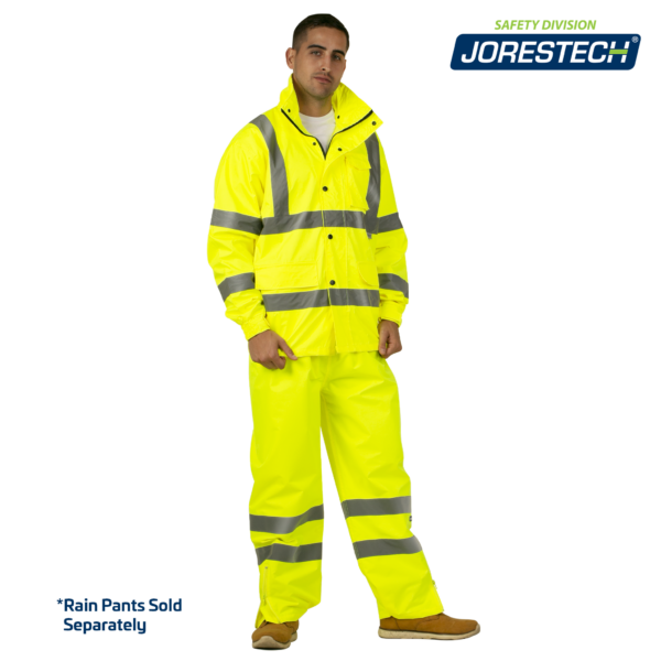 Hombre vistiendo la chaqueta impermeable amarilla de alta visibilidad con franjas reflectantes y pantalones. El texto pequeño dice "los pantalones impermeables se venden por separado"