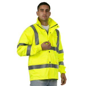 Hombre que lleva chaqueta de lluvia impermeable amarilla de alta visibilidad ANSI clase 3 tipo R