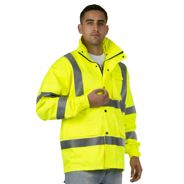 Hombre que lleva chaqueta de lluvia impermeable amarilla de alta visibilidad ANSI clase 3 tipo R