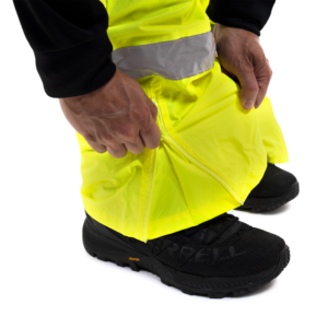 primer plano del detalle que muestra la cremallera a la altura de la bota de los pantalones de lluvia para expandir la sección de la bota