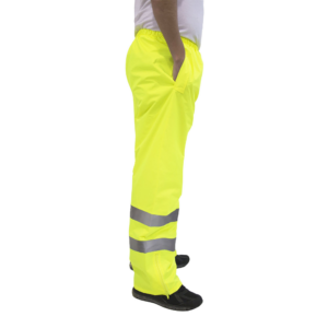 Mostrando a una persona que lleva los pantalones impermeables de alta visibilidad