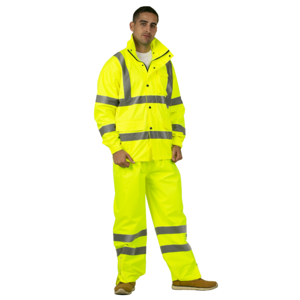 Trabajador que lleva el conjunto impermeable JORESTECH® totalmente amarillo de alta visibilidad con tiras reflectantes de 2 pulgadas