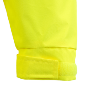 Primer plano del puño ajustable del impermeable de alta visibilidad con bandas reflectantes