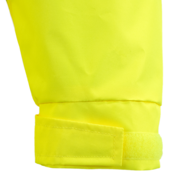 Primer plano del puño ajustable del impermeable de alta visibilidad con bandas reflectantes