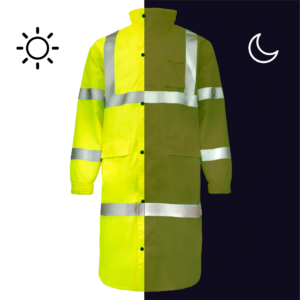 Compara cómo se ve la capa de lluvia JORESTECH con franjas reflectantes durante el día y la noche