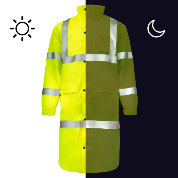 Compara cómo se ve la capa de lluvia JORESTECH con franjas reflectantes durante el día y la noche