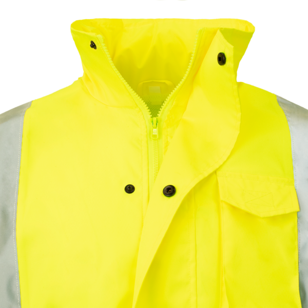 Primer plano del cuello y la cremallera de alta calidad del impermeable de seguridad JORESTECH con tiras reflectantes