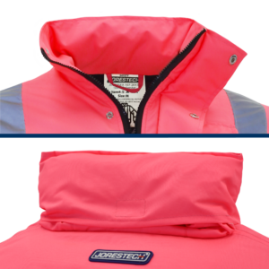 Muestra un primer plano de la cremallera y la solapa que la cubre de la chaqueta de seguridad impermeable rosa Jorestech. También muestra el bolsillo donde se guarda la capucha.