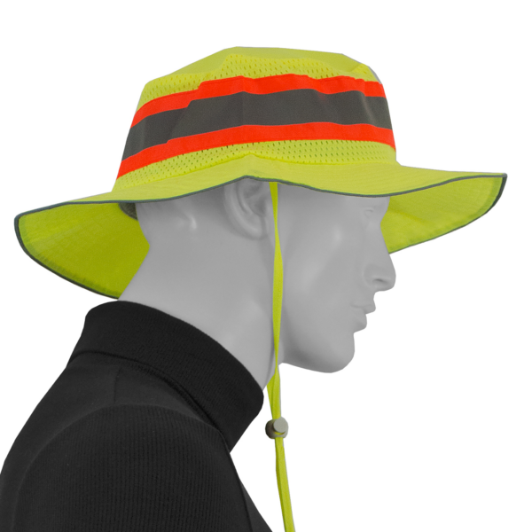Vista lateral de un maniquí que lleva un sombrero boonie de seguridad JORESTECH de alta visibilidad en color lima con franjas reflectantes y naranjas