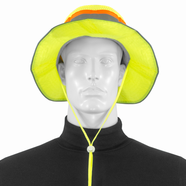 Vista frontal de un maniquí que lleva un sombrero boonie de seguridad JORESTECH color lima de alta visibilidad con franjas reflectantes y naranjas
