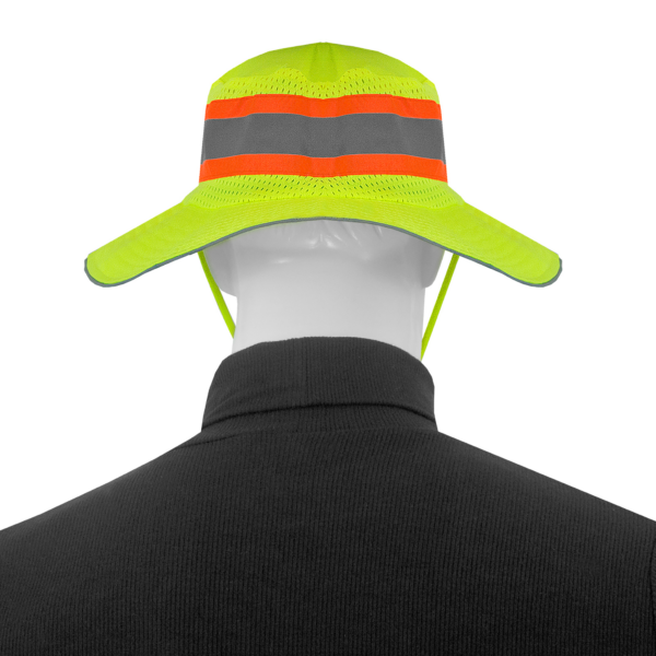 Vista trasera de un maniquí que lleva un sombrero boonie de seguridad JORESTECH de alta visibilidad color lima con franjas reflectantes y naranjas