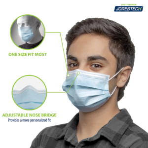 Un hombre con la mascarilla de seguridad de 3 capas y los textos indican: talla única para la mayoría y puente nasal ajustable, ofrece un ajuste más personalizado.
