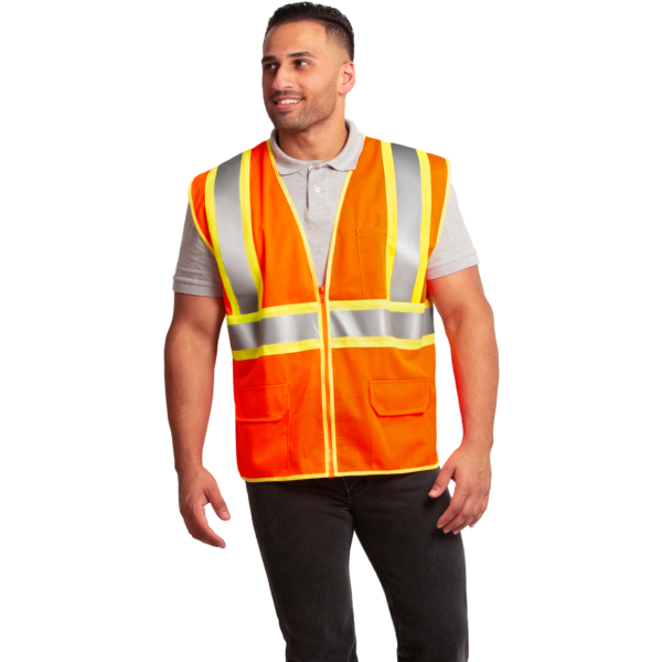 Imagen de un hombre con pantalones negros y un chaleco de seguridad de malla bicolor vi-vis JORESTECH con tiras reflectantes de 2 pulgadas