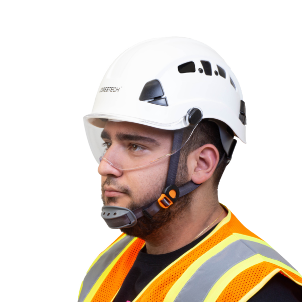 Trabajador con un casco blanco con barbijo y el protector ocular JORESTECH instalado para protección de los ojos. El protector ocular está frente al rostro de la persona para proteger sus ojos de impactos