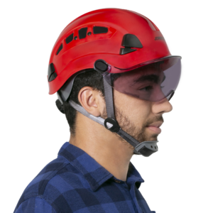 Vista lateral de un hombre que lleva un casco rojo con una protección ocular ahumada JORESTECH® instalada