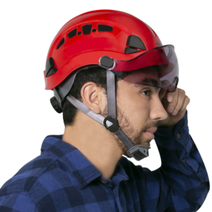 Hombre con un casco rojo y un protector ocular ahumado JORESTECH® instalado en el casco, el hombre está levantando el protector ocular hacia arriba, alejándolo de su rostro