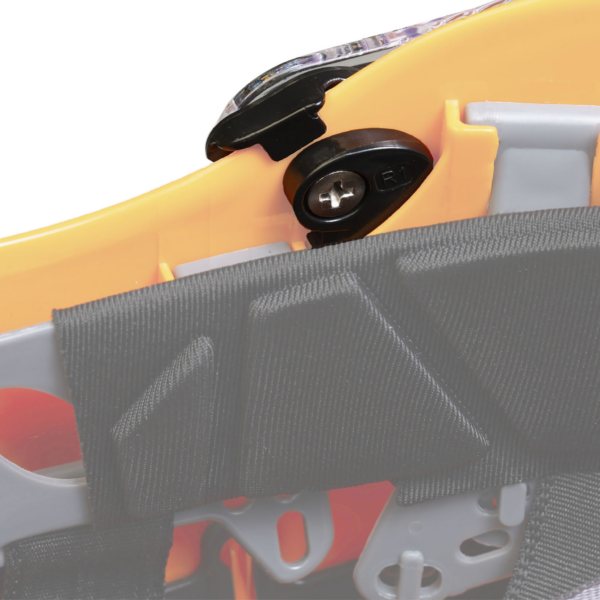Primer plano de cómo colocar el protector ocular en un casco de seguridad con ranuras