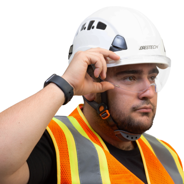 Trabajador con un casco blanco con el protector ocular JORESTECH instalado. El hombre está sujetando el protector ocular para cascos para alejarlo de su rostro.