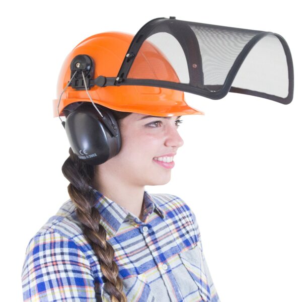 una mujer que lleva un casco de seguridad tipo gorra naranja con protectores auditivos negros y una pantalla de malla facial levantada alejándola de su rostro