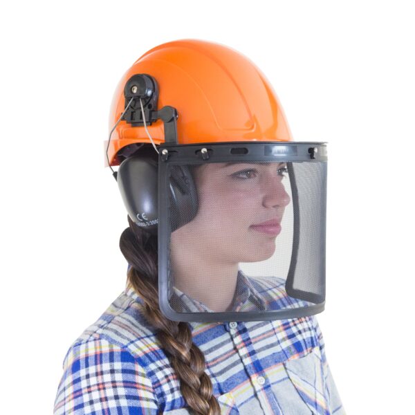 una mujer que lleva un casco de seguridad tipo gorra naranja con orejeras negras y una pantalla facial de malla delante de su rostro