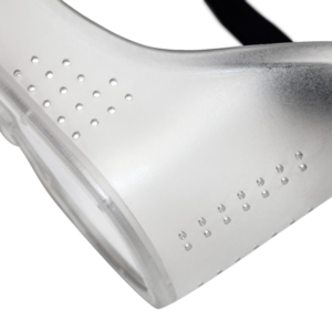 Primer plano que muestra los orificios de ventilación de las gafas de seguridad JORESTECH para protección de alto impacto