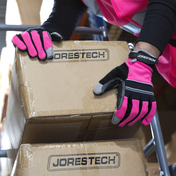 Una persona cargando cajas usando los guantes de trabajo con palmas punteadas antideslizantes para EPP