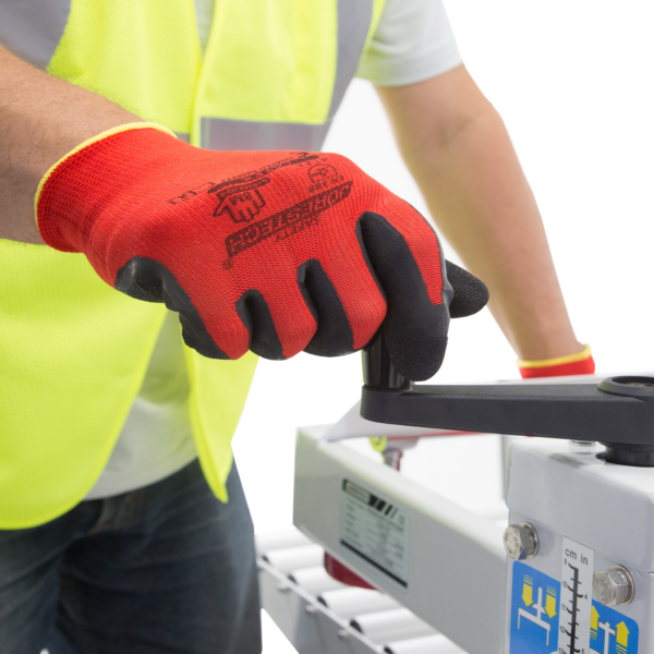 Trabajador con EPP y los guantes de trabajo de seguridad JORESTECH rojos y negros con palmas recubiertas de látex para trabajos mecánicos
