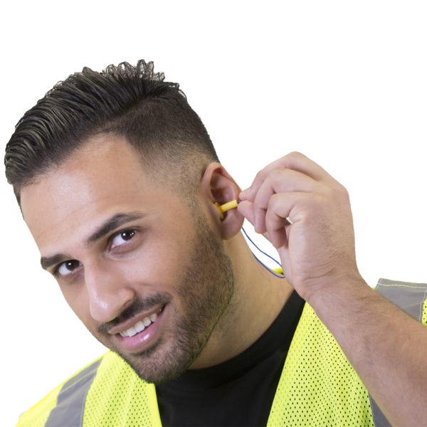 Hombre con ropa de alta visibilidad usando un tapón auditivo con cordón de silicona JORESTECH®