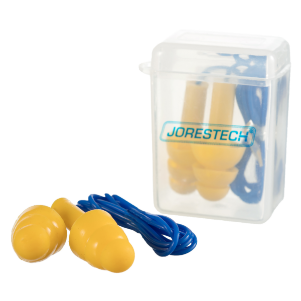 Muestra un juego de tapones para los oídos con cordón JORESTECH® de triple aleta de silicona dentro de un estuche portátil de plástico, y otro juego de tapones al frente con colores azul brillante y amarillo