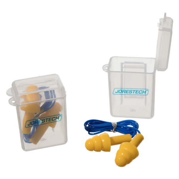 Presenta un juego de tapones para los oídos JORESTECH® de silicona con triple aleta y cordón dentro de un estuche portátil de plástico, y otro juego de tapones junto a un estuche portátil abierto y vacío. Esto muestra que el paquete incluye 2 estuches pequeños portátiles.