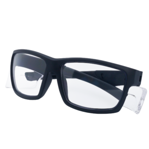 Imagen que muestra una vista diagonal de unas gafas de seguridad JORESTECH con protección lateral transparente para protección de alto impacto, con las patillas cerradas. Estas gafas de seguridad con protectores laterales transparentes cuentan con certificación ANSI y tienen montura negra y lentes transparentes de policarbonato. El fondo de la imagen es blanco.