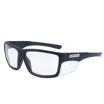 La imagen muestra una vista diagonal de unas gafas de seguridad transparentes JORESTECH con protector lateral transparente para protección contra impactos fuertes. Estas gafas de seguridad cumplen con la norma ANSI y tienen montura negra y lentes transparentes de policarbonato. El fondo de la imagen es blanco