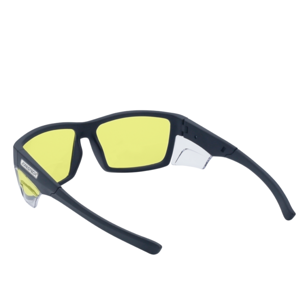 Imagen que muestra una vista trasera de las gafas de seguridad JORESTECH amarillas con protector lateral transparente para protección contra alto impacto. Estas gafas de seguridad con protectores laterales transparentes cumplen con ANSI y tienen montura negra y lentes de policarbonato amarillas. El fondo de la imagen es blanco