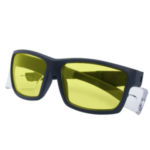 La imagen muestra una vista diagonal de unas gafas de seguridad JORESTECH con protector lateral transparente para protección contra impactos altos, con las patillas cerradas. Estas gafas de seguridad con protectores laterales transparentes cumplen con ANSI y tienen montura negra y lentes de policarbonato transparentes. El fondo de la imagen es blanco.