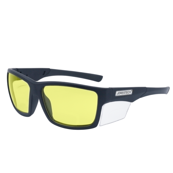 La imagen muestra una vista diagonal de unas gafas de seguridad JORESTECH de color amarillo con protección lateral transparente para protección contra impactos fuertes. Estas gafas de seguridad cumplen con la norma ANSI y tienen montura negra y lentes de policarbonato amarillas. El fondo de la imagen es blanco