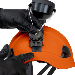 Primer plano de una persona montando un par de orejeras en el casco Jorestech naranja 3 en 1