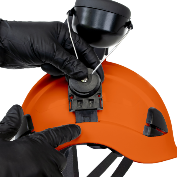 Primer plano de una persona montando un par de orejeras en el casco Jorestech naranja 3 en 1
