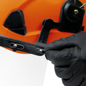 Primer plano de una persona montando una pantalla facial en el casco Jorestech naranja 3 en 1