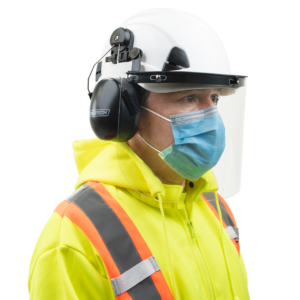 Imagen de un hombre que lleva el casco blanco 3 en 1 Jorestech con pantalla facial y protectores auditivos montados. Está de pie frente a un fondo blanco y lleva mascarilla y un suéter de alta visibilidad.