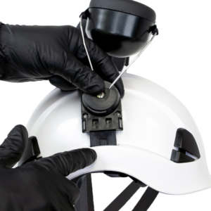 Primer plano de una persona montando un par de orejeras en el casco Jorestech blanco 3 en 1
