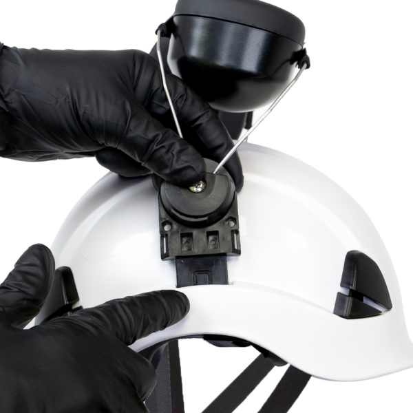 Primer plano de una persona montando un par de orejeras en el casco Jorestech blanco 3 en 1