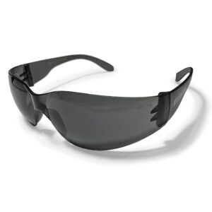 Presenta unas gafas de alto impacto JORESTECH con lentes de policarbonato ahumadas y varillas ahumadas sobre fondo blanco