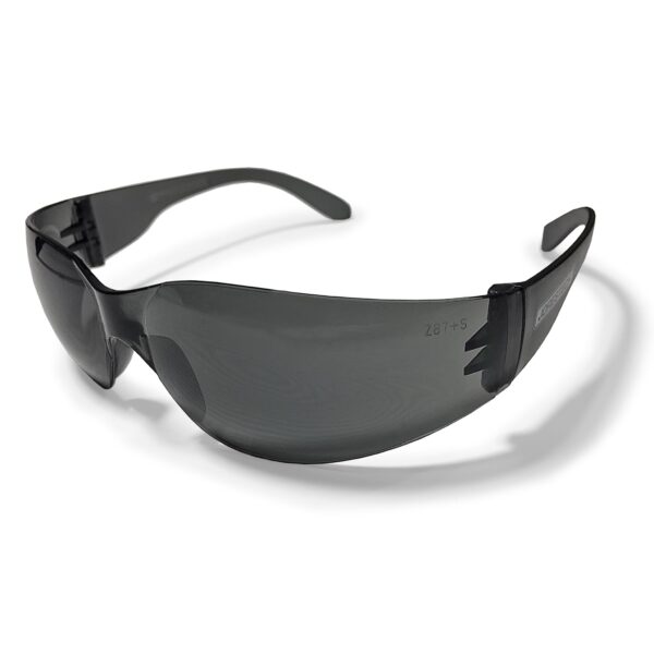 Presenta unas gafas de alto impacto JORESTECH con lentes de policarbonato ahumadas y varillas ahumadas sobre fondo blanco