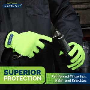 Persona realizando labores de mecánica con guantes de trabajo con puntas de los dedos reforzadas. Palmas y nudillos para una protección superior