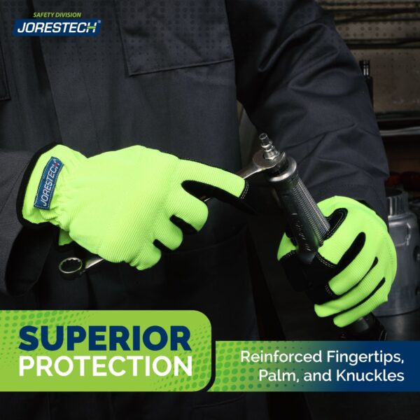 Persona realizando labores de mecánica con guantes de trabajo con puntas de los dedos reforzadas. Palmas y nudillos para una protección superior