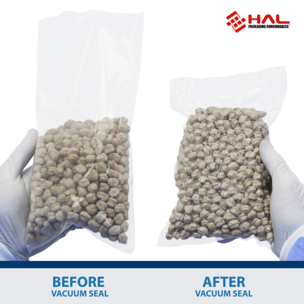 Manos de una persona mostrando el antes y el después de una bolsa HAL sin sellar con garbanzos dentro y, junto a ella, la misma bolsa sellada al vacío lado a lado.