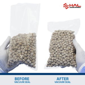 Manos de una persona mostrando el antes y el después de una bolsa HAL sin sellar con garbanzos dentro y, junto a ella, la misma bolsa sellada al vacío.