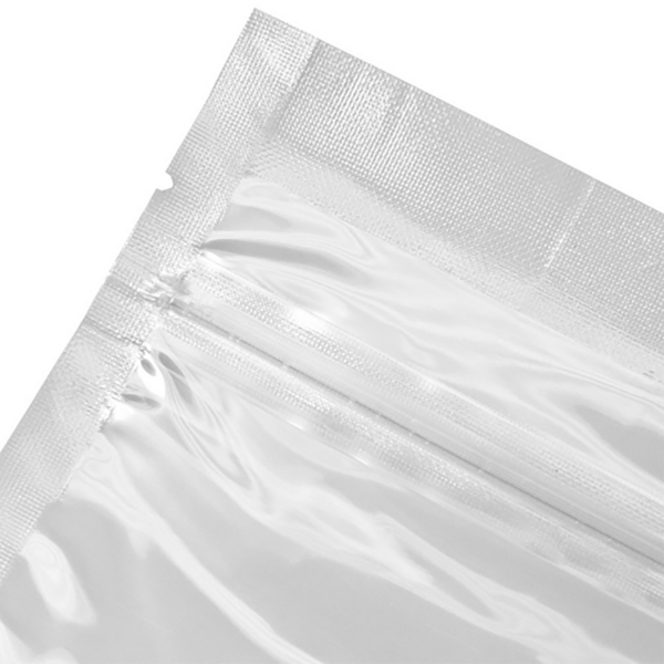 Primer plano de una bolsa para envasadora al vacío JORESTECH® con cierre de cremallera sobre fondo blanco