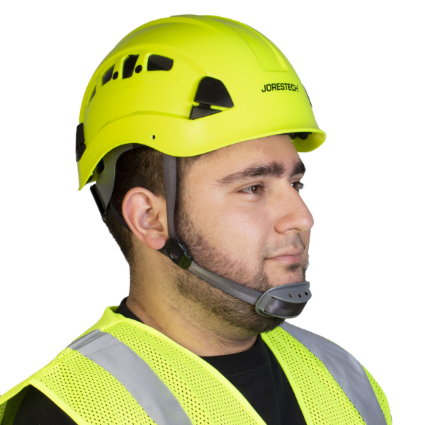 Una persona que lleva el casco de rescate ventilado Jorestech color lima con suspensión ajustable de 6 puntos y correa de barbilla