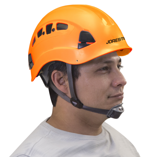Hombre usando el casco ventilado naranja Jorestech para protección de la cabeza con suspensión ajustable de 6 puntos y barbiquejo